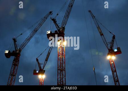 Berlin - Deutschland. Beleuchtete Kräne BEI Dämmerung. *** 24 11 2023, Berlin, Allemagne. 24 novembre 2023. Grues lumineuses au crépuscule crédit : Imago/Alamy Live News Banque D'Images