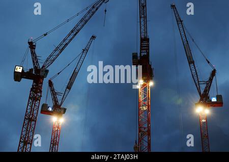 Berlin - Deutschland. Beleuchtete Kräne BEI Dämmerung. *** 24 11 2023, Berlin, Allemagne. 24 novembre 2023. Grues lumineuses au crépuscule crédit : Imago/Alamy Live News Banque D'Images