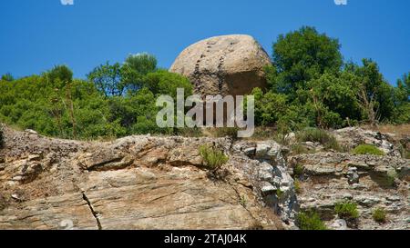 Formations rocheuses de chaux sur la côte égéenne dans l'ouest de la Turquie. Roches calcaires volcaniques façonnées par l'érosion. Formations rocheuses en sandwich de forme naturelle. Banque D'Images