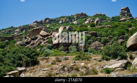 Formations rocheuses de chaux sur la côte égéenne dans l'ouest de la Turquie. Roches calcaires volcaniques façonnées par l'érosion. Formations rocheuses en sandwich de forme naturelle. Banque D'Images