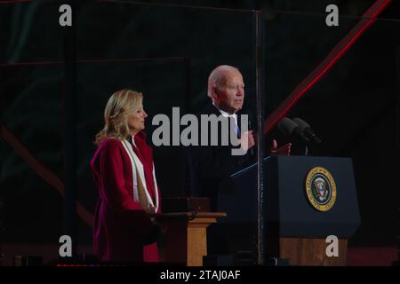 Washington, DC, États-Unis. 30 novembre 2023. Le président américain Joe Biden s'exprime à l'éclairage de l'arbre de Noël national aux côtés de la première dame Jill Biden. Banque D'Images