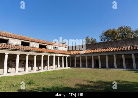 Villa Poppaea aka Villa of Poppea, Viridarium (terrain, espace intérieur, colonnades, architecture ancienne). Fouilles d'Oplontis, Torre Annunziata, Italie. Banque D'Images