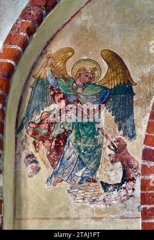 Fresque gothique de Saint George tuant le dragon dans la section du château supérieur du château teutonique médiéval de Malbork, Pomorskie, Pologne Banque D'Images