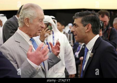 Le roi Charles III (à gauche) s’entretient avec le Premier ministre Rishi Sunak lors de la cérémonie d’ouverture du Sommet mondial sur l’action pour le climat à Cop28 à Dubaï. Date de la photo : Vendredi 1 décembre 2023. Banque D'Images