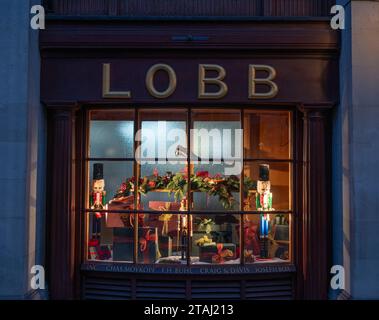 Mayfair et St James's, Londres, Royaume-Uni. 1 décembre 2023. Lumières et décorations de Noël dans les magasins de prestige et les propriétés autour de Mayfair. Crédit : Malcolm Park/Alamy Live News Banque D'Images