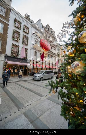 Mayfair et St James's, Londres, Royaume-Uni. 1 décembre 2023. Lumières et décorations de Noël dans les magasins de prestige et les propriétés autour de Mayfair. Décorations de Noël à New Bond Street. Crédit : Malcolm Park/Alamy Live News Banque D'Images