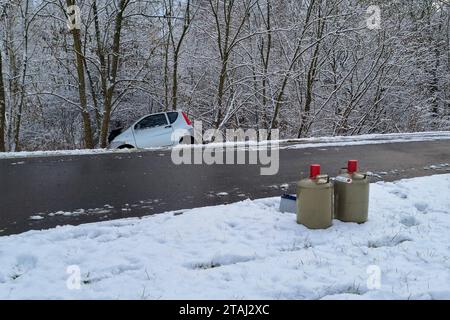 Bitterfeld-Wolfen - auto kommt auf Glatter Fahrbahn von Straße ab : Fahrer verletzt 01.12.2023 gegen 10,15 Uhr Bitterfeld-Wolfen OT Bitterfeld, Leopoldstraße/Parkstraße zu einem Unfall kam es am Freitagvormittag in Bitterfeld-Wolfen auf der Kreuzung Leopoldstraße/Parkstraße. Nach ersten Angaben der Feuerwehr war der Fahrer des Autos aus Richtung Bitterfelder Bogen unterwegs und kam in einer Kurve auf Glatter Fahrbahn von der Straße ab. In der Folge prallte er gegen einen Baum und wurde verletzt. Die Feuerwehr sicherte zwei Propangas-Flaschen aus dem Auto. DAS auto wurde beschädigt und musste ab Banque D'Images