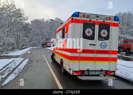 Bitterfeld-Wolfen - auto kommt auf Glatter Fahrbahn von Straße ab : Fahrer verletzt 01.12.2023 gegen 10,15 Uhr Bitterfeld-Wolfen OT Bitterfeld, Leopoldstraße/Parkstraße zu einem Unfall kam es am Freitagvormittag in Bitterfeld-Wolfen auf der Kreuzung Leopoldstraße/Parkstraße. Nach ersten Angaben der Feuerwehr war der Fahrer des Autos aus Richtung Bitterfelder Bogen unterwegs und kam in einer Kurve auf Glatter Fahrbahn von der Straße ab. In der Folge prallte er gegen einen Baum und wurde verletzt. Die Feuerwehr sicherte zwei Propangas-Flaschen aus dem Auto. DAS auto wurde beschädigt und musste ab Banque D'Images