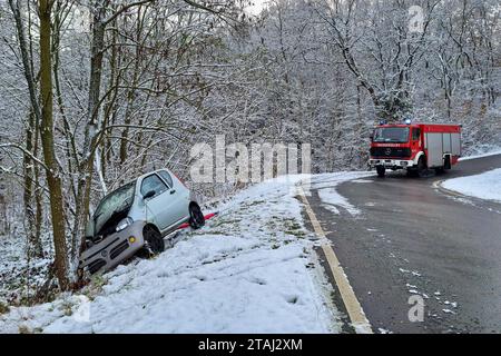 Bitterfeld-Wolfen - auto kommt auf Glatter Fahrbahn von Straße ab : Fahrer verletzt 01.12.2023 gegen 10,15 Uhr Bitterfeld-Wolfen OT Bitterfeld, Leopoldstraße/Parkstraße zu einem Unfall kam es am Freitagvormittag in Bitterfeld-Wolfen auf der Kreuzung Leopoldstraße/Parkstraße. Nach ersten Angaben der Feuerwehr war der Fahrer des Autos aus Richtung Bitterfelder Bogen unterwegs und kam in einer Kurve auf Glatter Fahrbahn von der Straße ab. In der Folge prallte er gegen einen Baum und wurde verletzt. Die Feuerwehr sicherte zwei Propangas-Flaschen aus dem Auto. DAS auto wurde beschädigt und musste ab Banque D'Images