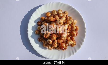 Délicieux snack maison noix de renard caramalisées ou snack Makhana. Plat croustillant au caramel aux graines de lotus soufflé fait maison Banque D'Images