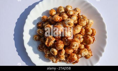 Délicieux snack maison noix de renard caramalisées ou snack Makhana. Plat croustillant au caramel aux graines de lotus soufflé fait maison Banque D'Images