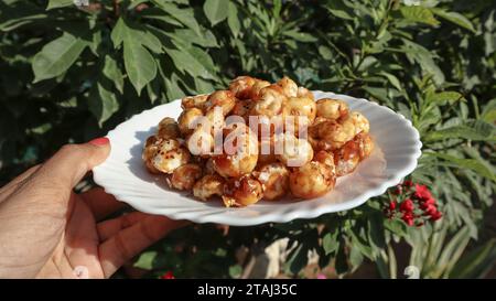 Délicieux snack maison noix de renard caramalisées ou snack Makhana. Plat croustillant au caramel aux graines de lotus soufflé fait maison à la main Banque D'Images