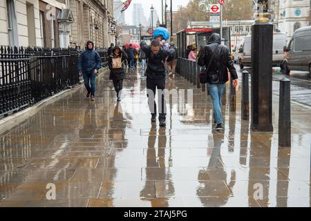 Londres, Royaume-Uni. 27 novembre 2023. Il y a eu de fortes pluies à Londres aujourd'hui Banque D'Images