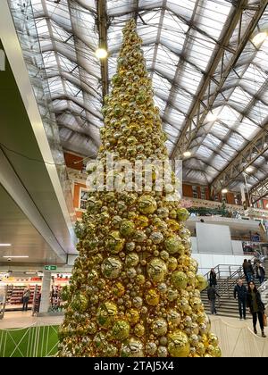 Londres, Royaume-Uni. 27 novembre 2023. Un énorme sapin de Noël doré à Waterloo Station à Londres Banque D'Images