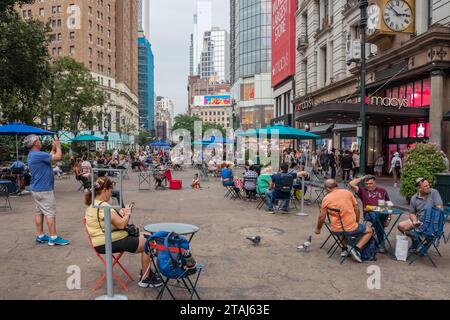 New York, NY, US-8 septembre 2023 : touristes et résidents de NY à Herald Square, un parc public dans le centre-ville de Manhattan par une chaude journée. Banque D'Images