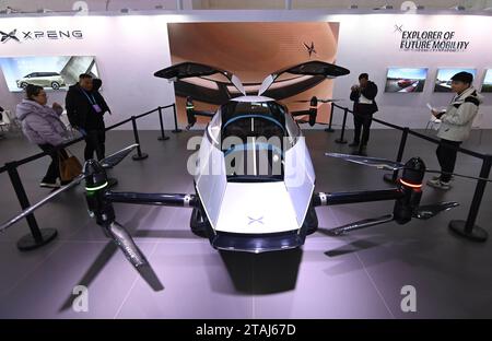 (231201) -- BEIJING, 1 décembre 2023 (Xinhua) -- les visiteurs regardent un avion intelligent sur le stand de la start-up chinoise de véhicules électriques Xpeng à l'exposition internationale de la chaîne d'approvisionnement en Chine (CISIE) à Beijing, capitale de la Chine, le 1 décembre 2023. La section des véhicules intelligents a attiré de nombreux regards lors du CISCE, la première exposition mondiale sur la chaîne d'approvisionnement au niveau national. En mettant l’accent sur le développement innovant des véhicules électriques et intelligents, cette section illustre l’ensemble de la chaîne industrielle et vise à promouvoir la coopération industrielle, l’intégration intersectorielle et le partage des ressources. (Xinhua/Cai Xiangxin) Banque D'Images