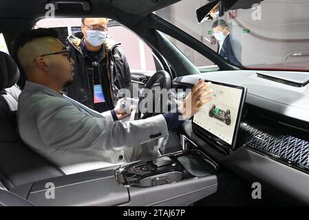 (231201) -- BEIJING, 1 décembre 2023 (Xinhua) -- les visiteurs découvrent un véhicule à énergie nouvelle sur le stand du constructeur automobile chinois Geely à la section des véhicules intelligents de l'exposition internationale de la chaîne d'approvisionnement de Chine (CISCE) à Beijing, capitale de la Chine, le 1 décembre 2023. La section des véhicules intelligents a attiré de nombreux regards lors du CISCE, la première exposition mondiale sur la chaîne d'approvisionnement au niveau national. En mettant l’accent sur le développement innovant des véhicules électriques et intelligents, cette section illustre l’ensemble de la chaîne industrielle et vise à promouvoir la coopération industrielle, l’intégration intersectorielle et le partage des ressources. Banque D'Images