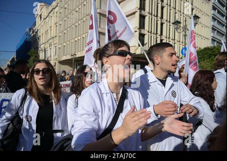 Les médecins des hôpitaux en grève crient des slogans lors d'une manifestation exigeant des augmentations de salaire et l'embauche de personnel à Athènes en Grèce. Banque D'Images