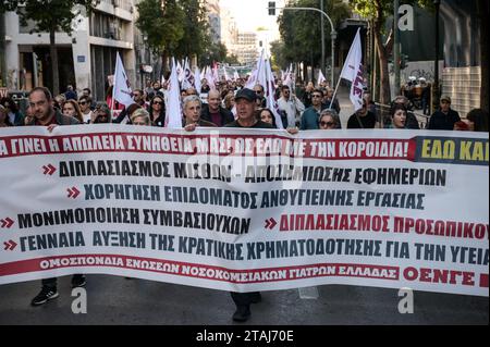 Des médecins hospitaliers en grève crient des slogans lors d'une manifestation exigeant des augmentations de salaire et l'embauche de personnel à Athènes en Grèce. Crédit : Dimitris Aspiotis/Alamy Banque D'Images