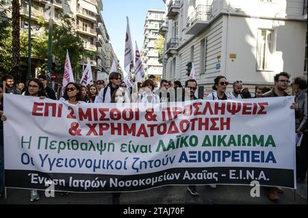 Des médecins hospitaliers en grève crient des slogans lors d'une manifestation exigeant des augmentations de salaire et l'embauche de personnel à Athènes en Grèce. Crédit : Dimitris Aspiotis/Alamy Banque D'Images