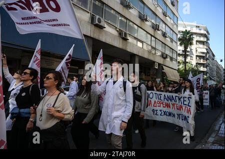 Les médecins des hôpitaux en grève crient des slogans lors d'une manifestation exigeant des augmentations de salaire et l'embauche de personnel à Athènes en Grèce. Crédit : Dimitris Aspiotis/Alamy Banque D'Images