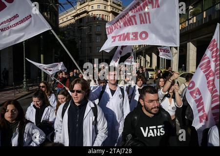 Des médecins hospitaliers en grève crient des slogans lors d'une manifestation exigeant des augmentations de salaire et l'embauche de personnel à Athènes en Grèce. Crédit : Dimitris Aspiotis/Alamy Banque D'Images