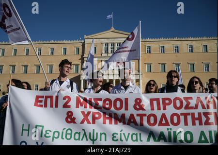 Des médecins hospitaliers en grève crient des slogans lors d'une manifestation exigeant des augmentations de salaire et l'embauche de personnel à Athènes en Grèce. Crédit : Dimitris Aspiotis/Alamy Banque D'Images