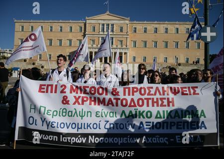 Des médecins hospitaliers en grève crient des slogans lors d'une manifestation exigeant des augmentations de salaire et l'embauche de personnel à Athènes en Grèce. Crédit : Dimitris Aspiotis/Alamy Banque D'Images