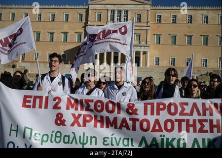 Des médecins hospitaliers en grève crient des slogans lors d'une manifestation exigeant des augmentations de salaire et l'embauche de personnel à Athènes en Grèce. Crédit : Dimitris Aspiotis/Alamy Banque D'Images