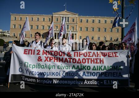 Des médecins hospitaliers en grève crient des slogans lors d'une manifestation exigeant des augmentations de salaire et l'embauche de personnel à Athènes en Grèce. Crédit : Dimitris Aspiotis/Alamy Banque D'Images