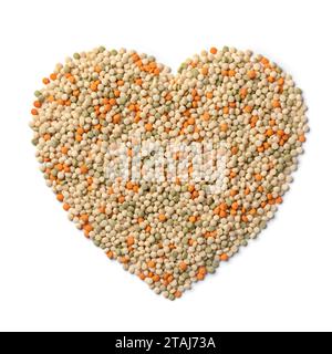 Couscous perlé cru non cuit tricolore en forme de coeur isolé sur fond blanc gros plan Banque D'Images