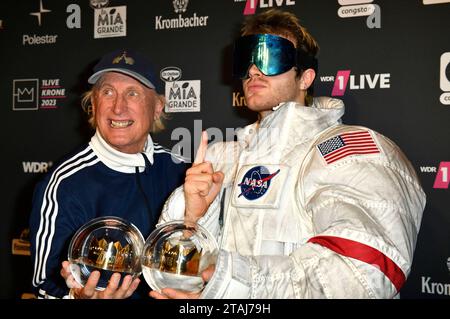 Otto Waalkes und ski Aggu BEI der 24. Verleihung der 1RBRone 2023 im Lokschuppen. Bielefeld, 30.11.2023 *** Otto Waalkes et ski Aggu à la cérémonie de remise des prix 24 du 1RKrone 2023 au Lokschuppen Bielefeld, 30 11 2023 Foto:Xn.xKubelkax/xFuturexImagex krone 1421 Banque D'Images