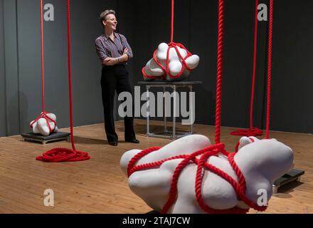 RETRANSMISSION DE LA LÉGENDE MODIFICATIVE POUR DIRE CENDRE OSSEUSE PLUTÔT QUE POUSSIÈRE OSSEUSE À LA LUMIÈRE DE NOUVELLES INFORMATIONS. L’artiste environnementale et activiste Mella Shaw avant l’ouverture de sa nouvelle exposition Sounding Line au public au Summerhall à Édimbourg. L’exposition est une installation céramique à grande échelle qui aborde l’effet dévastateur du sonar marin sur les baleines et autres cétacés. Les sculptures sont faites d'argile qui comprend la cendre osseuse d'une baleine échouée inspirée par les formes des minuscules os de l'oreille interne des baleines. Date de la photo : Vendredi 1 décembre 2023. Banque D'Images