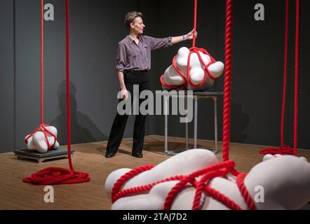 RETRANSMISSION DE LA LÉGENDE MODIFICATIVE POUR DIRE CENDRE OSSEUSE PLUTÔT QUE POUSSIÈRE OSSEUSE À LA LUMIÈRE DE NOUVELLES INFORMATIONS. L’artiste environnementale et activiste Mella Shaw avant l’ouverture de sa nouvelle exposition Sounding Line au public au Summerhall à Édimbourg. L’exposition est une installation céramique à grande échelle qui aborde l’effet dévastateur du sonar marin sur les baleines et autres cétacés. Les sculptures sont faites d'argile qui comprend la cendre osseuse d'une baleine échouée inspirée par les formes des minuscules os de l'oreille interne des baleines. Date de la photo : Vendredi 1 décembre 2023. Banque D'Images