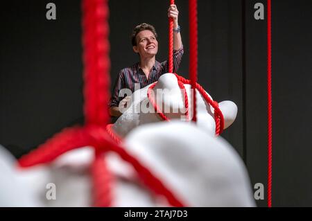 RETRANSMISSION DE LA LÉGENDE MODIFICATIVE POUR DIRE CENDRE OSSEUSE PLUTÔT QUE POUSSIÈRE OSSEUSE À LA LUMIÈRE DE NOUVELLES INFORMATIONS. L’artiste environnementale et activiste Mella Shaw avant l’ouverture de sa nouvelle exposition Sounding Line au public au Summerhall à Édimbourg. L’exposition est une installation céramique à grande échelle qui aborde l’effet dévastateur du sonar marin sur les baleines et autres cétacés. Les sculptures sont faites d'argile qui comprend la cendre osseuse d'une baleine échouée inspirée par les formes des minuscules os de l'oreille interne des baleines. Date de la photo : Vendredi 1 décembre 2023. Banque D'Images