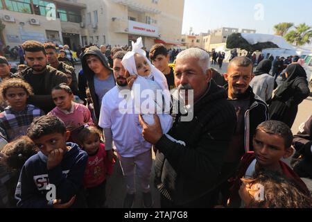 Le cadavre d'un bébé palestinien de 5 mois nommé Muhammad Hani Al-Zahar, est amené à l'hôpital des martyrs d'Al-Aqsa le cadavre d'un bébé palestinien de 5 mois nommé Muhammad Hani Al-Zahar, est amené à l’hôpital des martyrs d’Al-Aqsa par sa mère Asmahan Attia Al-Zahar et son grand-père Attia Abu Amra après les frappes aériennes israéliennes à la fin de la pause humanitaire à Deir Al-Balah, Gaza, le 1 décembre 2023. 32 Palestiniens ont été tués dans les 3 heures qui ont suivi la fin de la pause humanitaire à Gaza. Photo de Omar Ashtawy apaimages Dair El-Balah bande de Gaza territoire palestinien 011223 Dair Balah os Banque D'Images