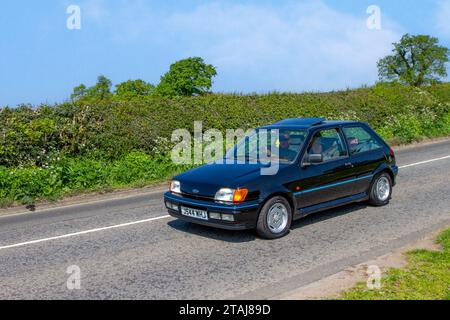 Années 1991 90 Noir Ford Fiesta XR2i légendaire Fiesta MK3 avec moteur 8 soupapes 1.6L, Supermini manuelle 5 vitesses 1596 cc essence 2 portes, 1,596 cc, huit soupapes, voiture à moteur quatre cylindres ; Vintage, moteurs classiques restaurés, collectionneurs d'automobiles passionnés d'automobile, voitures anciennes voyageant dans le Cheshire, Royaume-Uni Banque D'Images