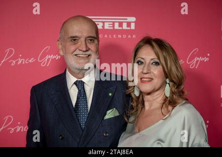 Londres, Royaume-Uni. 30 novembre 2023. Inigo Lambertini, ambassadeur d'Italie au Royaume-Uni, et Maria Grazia Lambertini arrivent pour le dévoilement du Calendrier Pirelli 2024 par le photographe Prince Gyasi au Magazine London. Crédit : Guy Corbishley/Alamy Live News Banque D'Images