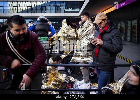 AMSTERDAM - les fans font la queue au Ziggo Dome pour le concert de Madonna. Le Celebration Tour, avec lequel la star mondiale voyage actuellement à travers l'Europe, a commencé à Londres en octobre. Pendant le spectacle, Madonna interprétera de la musique des quatre décennies où elle a été active en tant que chanteuse. ANP RAMON VAN flymen netherlands Out - belgique Out Banque D'Images