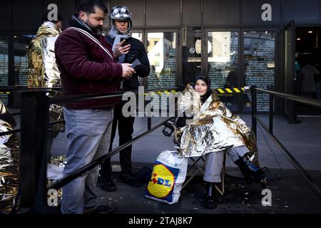 AMSTERDAM - les fans font la queue au Ziggo Dome pour le concert de Madonna. Le Celebration Tour, avec lequel la star mondiale voyage actuellement à travers l'Europe, a commencé à Londres en octobre. Pendant le spectacle, Madonna interprétera de la musique des quatre décennies où elle a été active en tant que chanteuse. ANP RAMON VAN flymen netherlands Out - belgique Out Banque D'Images