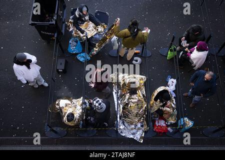 AMSTERDAM - les fans font la queue au Ziggo Dome pour le concert de Madonna. Le Celebration Tour, avec lequel la star mondiale voyage actuellement à travers l'Europe, a commencé à Londres en octobre. Pendant le spectacle, Madonna interprétera de la musique des quatre décennies où elle a été active en tant que chanteuse. ANP RAMON VAN flymen netherlands Out - belgique Out Banque D'Images