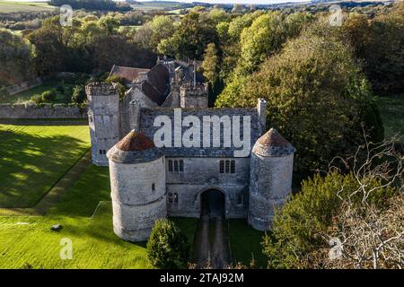 Gatehouse of Wolfeton House isolé du monde extérieur par une forêt ancienne dans le Dorset, Angleterre, Royaume-Uni. Banque D'Images