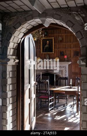 Vue par la porte voûtée à la salle à manger lambrissée à Wolfeton House, Dorset, Angleterre, Royaume-Uni. Banque D'Images