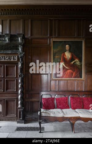 Lambris jacobéen avec figurine Hercules sur colonne torsadée d'orge à Wolfeton House, Dorset, Angleterre, Royaume-Uni. Banque D'Images