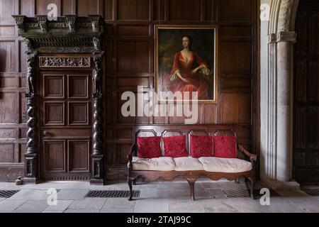 Lambris jacobéen avec figurine Hercules sur colonne torsadée d'orge à Wolfeton House, Dorset, Angleterre, Royaume-Uni. Banque D'Images