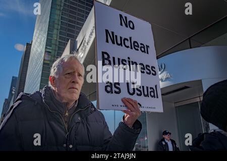 ÉTATS-UNIS. 30 novembre 2023. Lors d'une veillée le 30 novembre 2023 devant la Mission des États-Unis auprès des Nations Unies, des membres de la Atlantic Life Community, Nukewatch, NYC War Resisters League, et les alliés ont appelé les États-Unis à être le premier État doté de l'arme nucléaire à répondre à la demande mondiale de désarmement nucléaire et à signer le Traité d'interdiction des armes nucléaires en organisant un acte de désobéissance civile, blocage de toutes les portes de la Mission des États-Unis aux États-Unis entraînant l'arrestation de 18 militants anti-nucléaires. (Photo Erik McGregor/Sipa USA) crédit : SIPA USA/Alamy Live News Banque D'Images