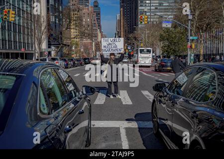 ÉTATS-UNIS. 30 novembre 2023. Lors d'une veillée le 30 novembre 2023 devant la Mission des États-Unis auprès des Nations Unies, des membres de la Atlantic Life Community, Nukewatch, NYC War Resisters League, et les alliés ont appelé les États-Unis à être le premier État doté de l'arme nucléaire à répondre à la demande mondiale de désarmement nucléaire et à signer le Traité d'interdiction des armes nucléaires en organisant un acte de désobéissance civile, blocage de toutes les portes de la Mission des États-Unis aux États-Unis entraînant l'arrestation de 18 militants anti-nucléaires. (Photo Erik McGregor/Sipa USA) crédit : SIPA USA/Alamy Live News Banque D'Images