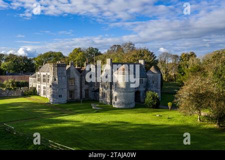 Wolfeton House isolée du monde extérieur par une forêt ancienne dans le Dorset, Angleterre, Royaume-Uni. Banque D'Images