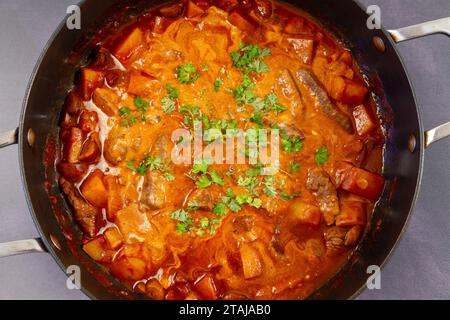 Goulash rapide (Goulash dans un tiret) dans la casserole par le haut Banque D'Images