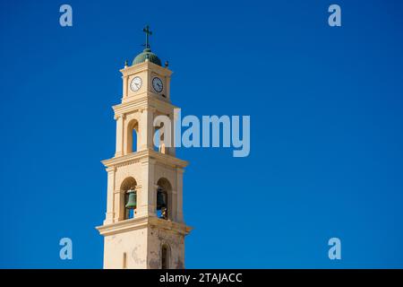 Clocher de St. L'église de Pierre à Jaffa, Israël, contre le ciel bleu Banque D'Images